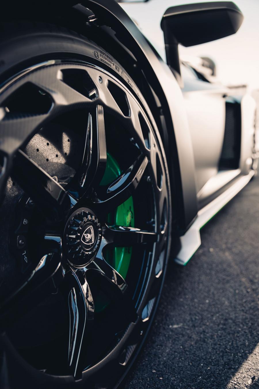 Колеса Lamborghini Veneno Roadster (2/9) 2015 года  (фото 12 из 18)